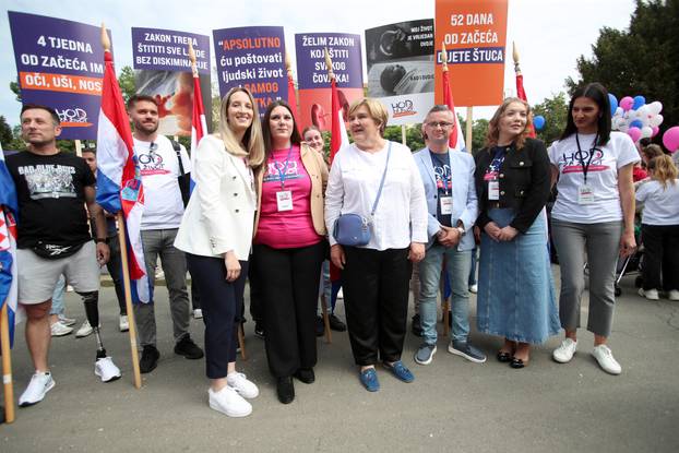 Zagreb: Okupljanje sudionika Hoda za život ispred HNK