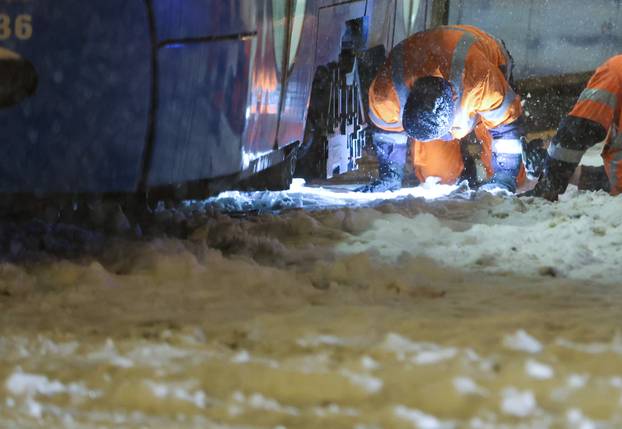 Zagreb: Brenerom odmrzavali tračnice ne bi li uspostavili tramvajski promet