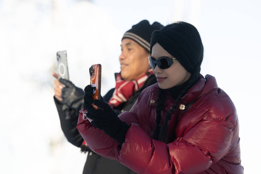 Zagreb: Građani uživaju u suncem okupanom Sljemenu 