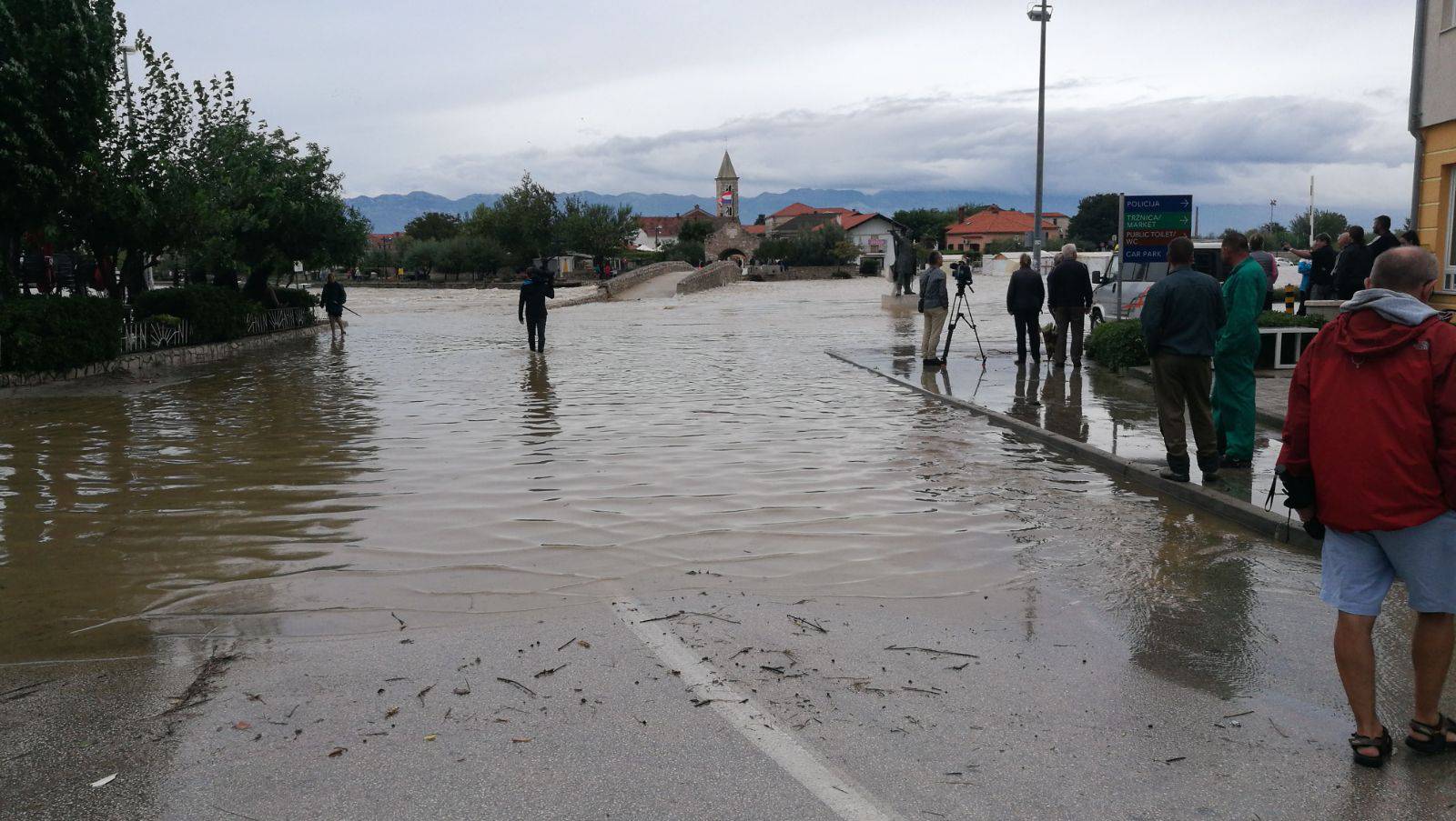 Bujica razorila i pješački most u Ninu: 'Ostali smo zarobljeni!'