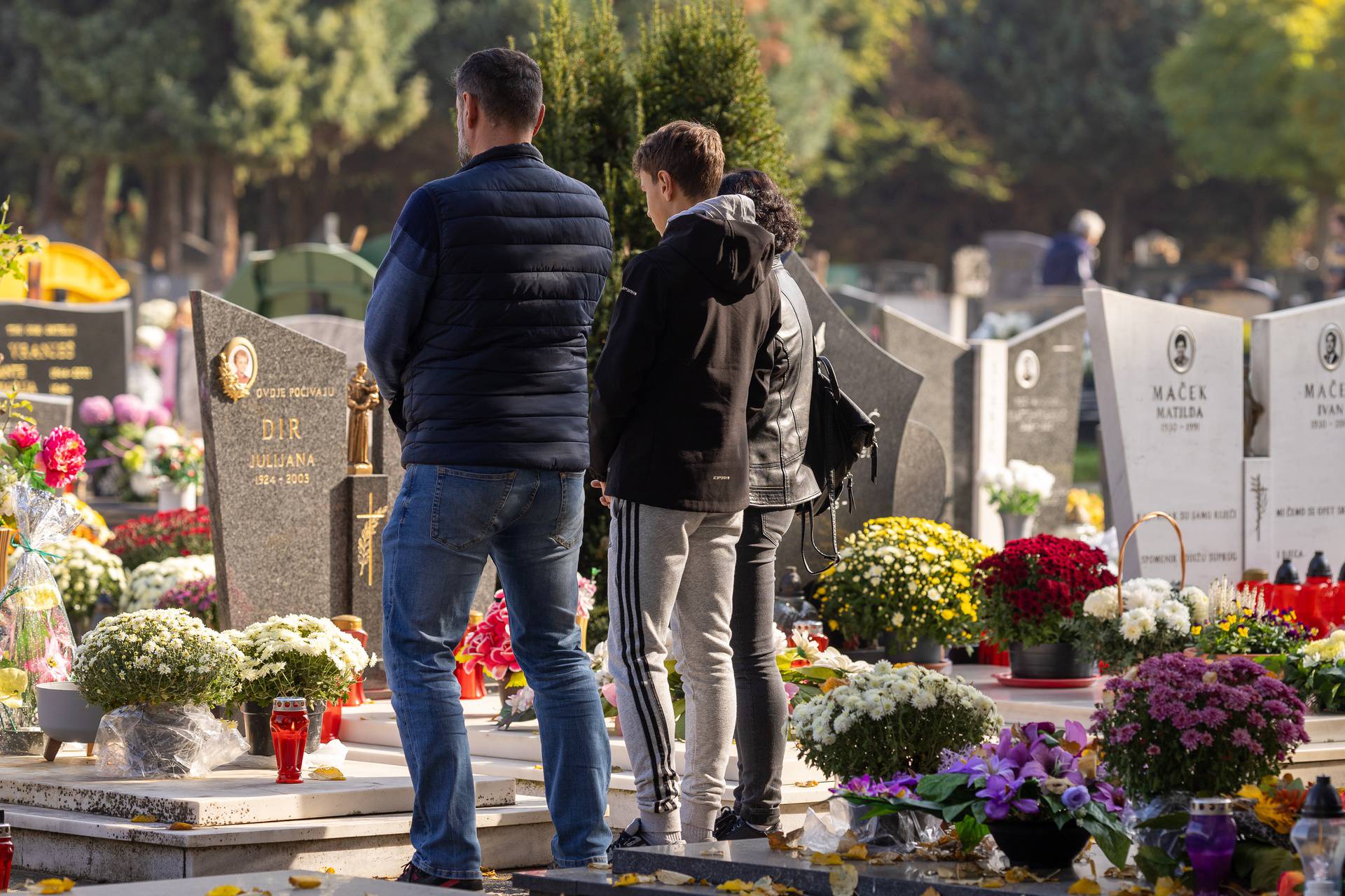 Gužve na osječkim grobljima povodom obilježavanja Svih svetih