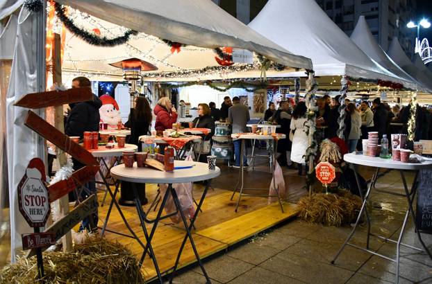FOTO Blagdanska atmosfera na paljenju druge adventske svijeće u Slavonskom Brodu