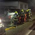 FOTO Dramatične scene iz Suhopolja: Auto završio na krovu. Vozač je bio zarobljen