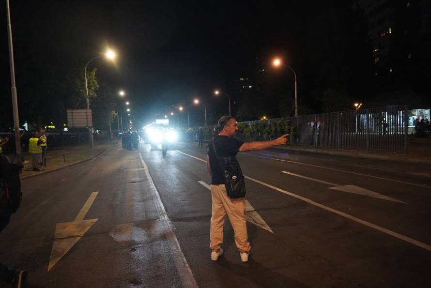 Policija i vojska suzavcima rastjerala okupljene prosvjednike u Novom Beogradu