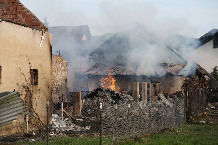 Proširila se iz sjenika: Vatra je progutala tri kuće kraj Čabra