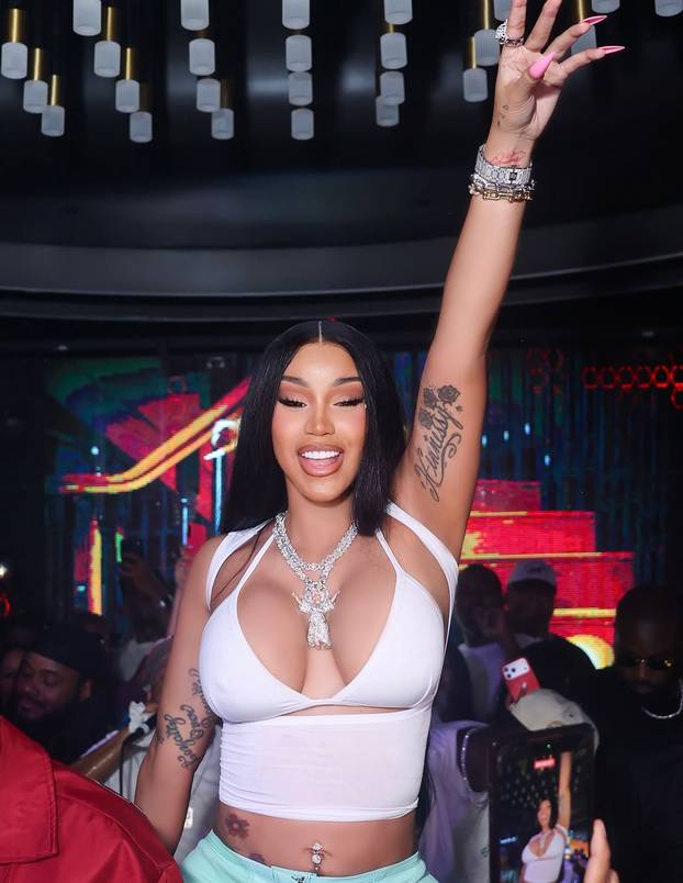 Cardi B 'partijala' s Teyanom Taylor: Na razuzdanom partiju pokazala je bradavice i guzu