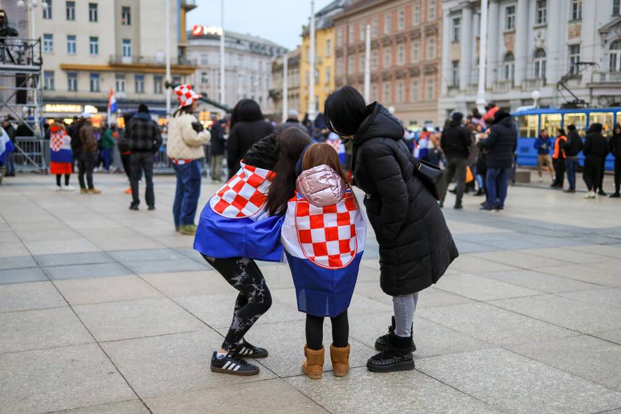 Zagreb: Počelo okupljanje građana za svečani doček rukometnih reprezentativaca nakon osvojene bronce na Europskom prvenstvu