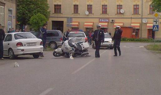 Skretao na parkiralište pa se sudario s policajcem