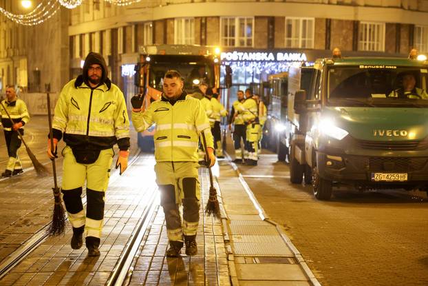 Nakon proslave Nove godine ostala je velika količina otpada na glavnom Zagrebačkom trgu
