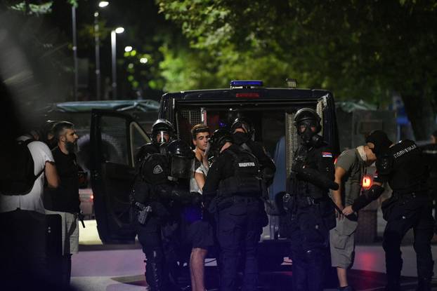 Valjevo: Grupa maskiranih muškaraca u prosvjedu zapalila prostor Gradske uprave