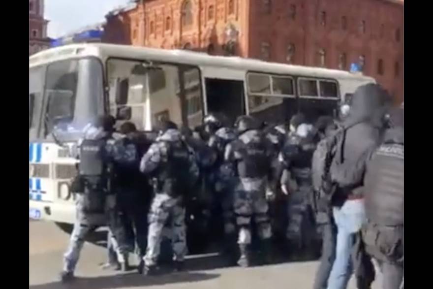 Prosvjedi diljem Rusije usprkos masovih uhićenjima ne jenjavaju, u nedjelju privedeno 1000 ljudi, Putin: 'Napad će završiti kad se naši uvjeti ispune'