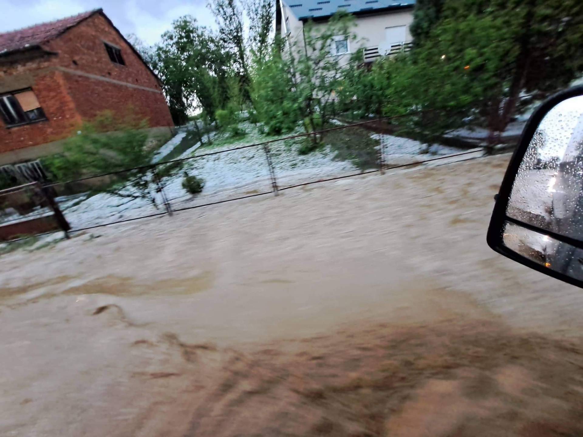 FOTO Novo nevrijeme poharalo Zagorje: Nakon tuče obilna kiša potopila ceste kod Poznanovca