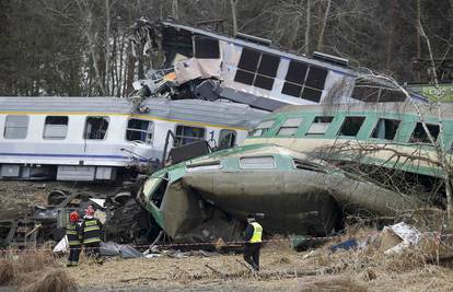 Vlak i most zajedno se srušili: Iz vagona iscurio  opasan otrov