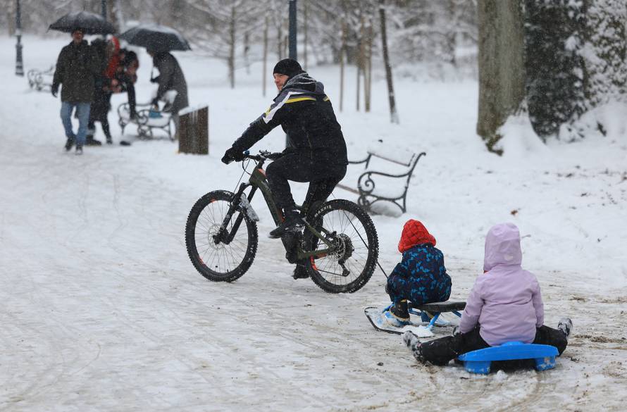 Zagreb: Maksimir, jedno od omiljenih mjesta za sanjkanje, grudanje ili šetnju po snijegu