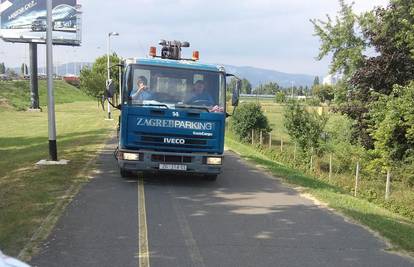 Paukom vozili po pješačkoj stazi da bi si skratili put