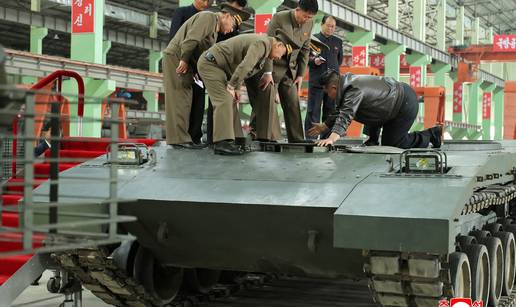 Kim Jong Un se popeo na svoj novi tenk pa ponosno ustvrdio: 'Ostvarili smo veliki napredak'