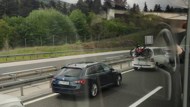 VIDEO Na A1 kolona od 5 km: 'Stojimo već 20 minuta, ljudi su počeli izlaziti iz automobila'