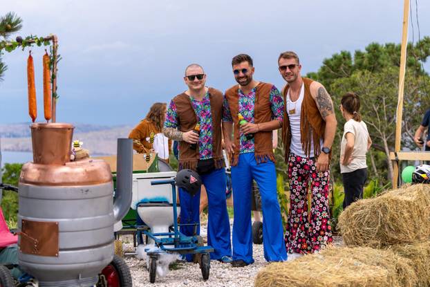 Senj: Održana 1. Senjska maškarana utrka 'Gravity race Senj 2025' podno tvrđave Nehaj