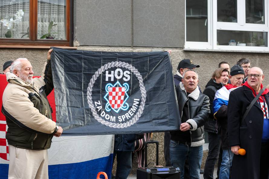 Prosvjednici  su stigli pred stan Tomislava Tomaševića i najavili  da će pjevati Thompsonove pjesme 