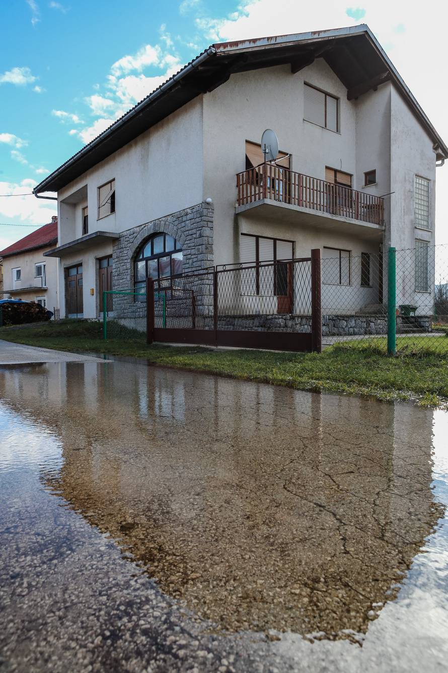 U Gračacu je zbog obilne kiše došlo do izlijevanja rijeke Otuče