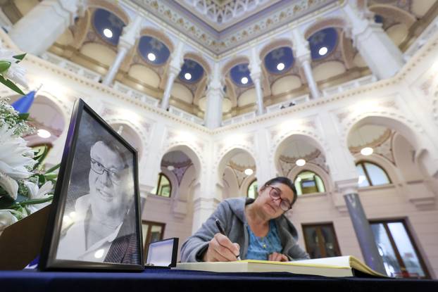 Sarajevo: Otvorena knjiga žalosti povodom smrti Halida Bešlića