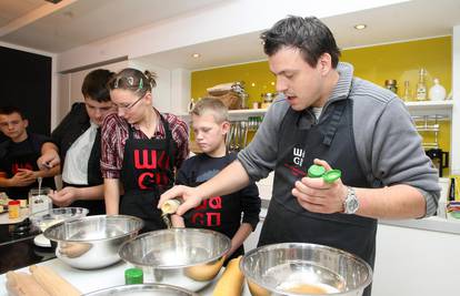 Mate Janković malu djecu učio je mijesiti i peći božićne kolače 