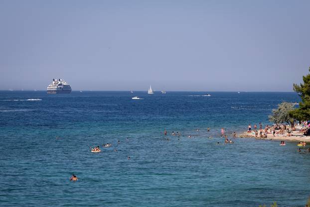 Zadar: Velik brok kupača na zadarskim plažama