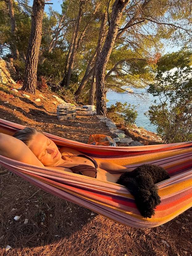 FOTO Domenica u badiću uživala u rujnu, pokazala kako provodi tople jesenje dane na moru