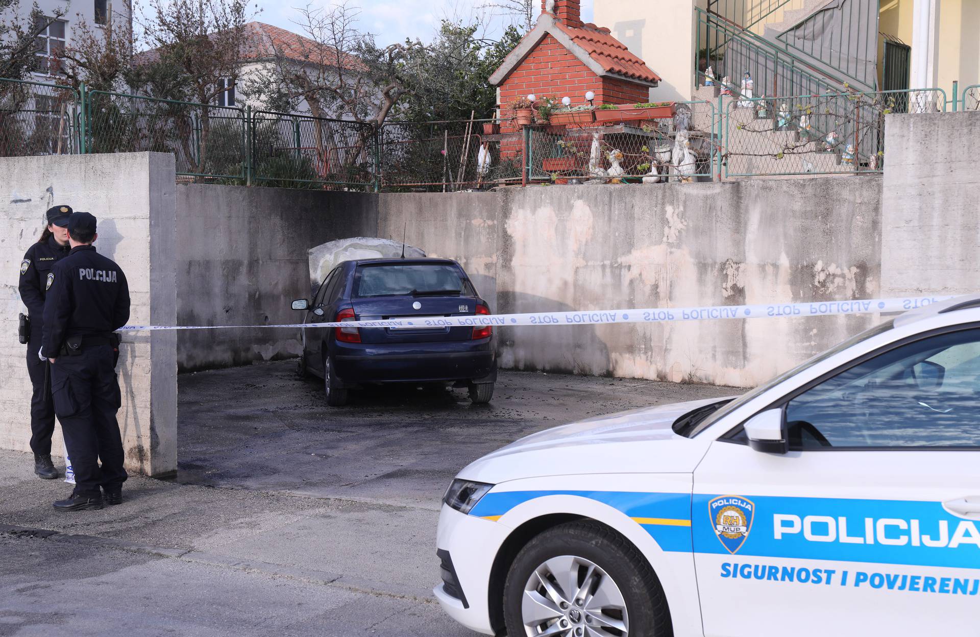 U Solinu rano jutros izbio požar na  automobilu, na mjestu događaja policija radi očevid