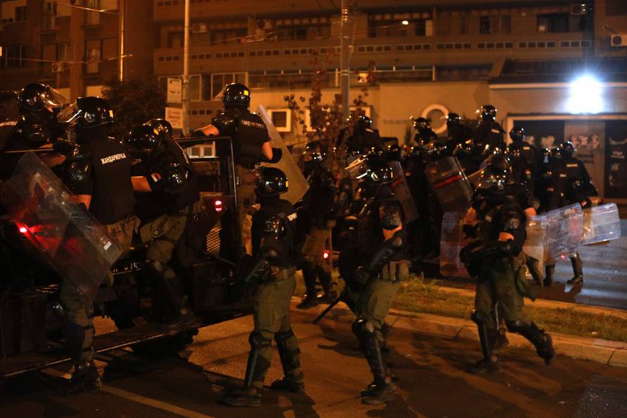 Beograd: Novi prosvjed na beogradskim ulicama, okupljeni su bacali kamenje i pirotehnička sredstva