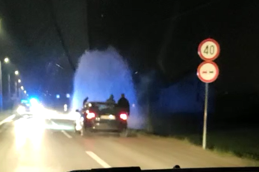 VIDEO Autom udario u hidrant za vodu u Rakitju