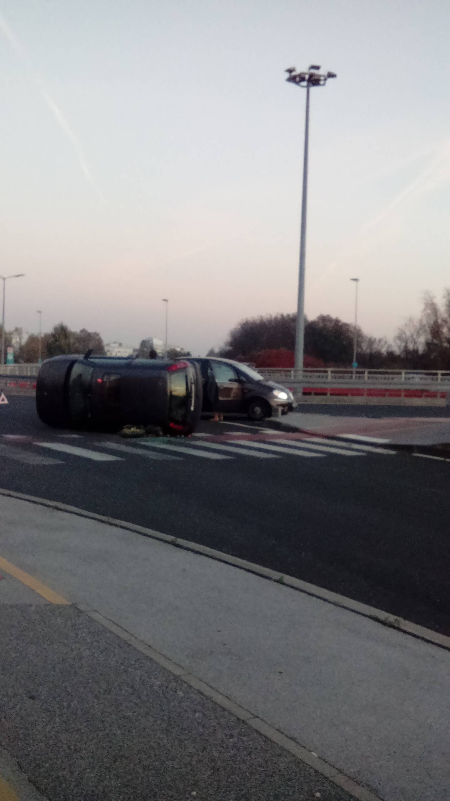 Zagreb: U prometnoj nesreći automobil se okrenuo na krov