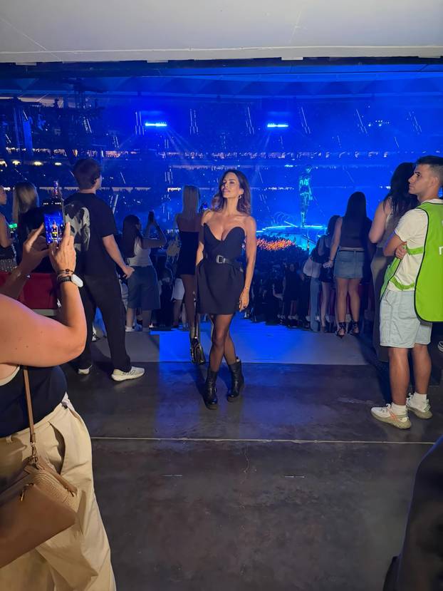 FOTO Nikolina Pišek partijala u haljinici dubokog dekoltea