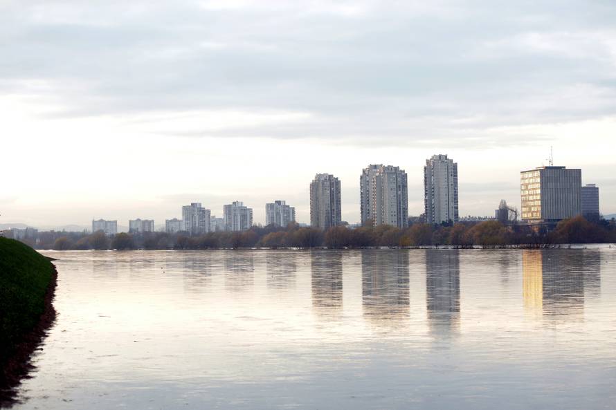 Kiša pada bez prestanka: Voda poplavila ulice i dućane u Rijeci
