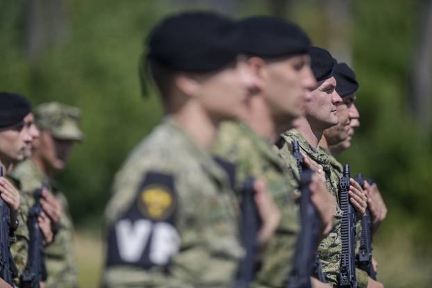 Velika Gorica: Uvježbavanje pješačkih postroja Hrvatske vojske za svečani vojni mimohod