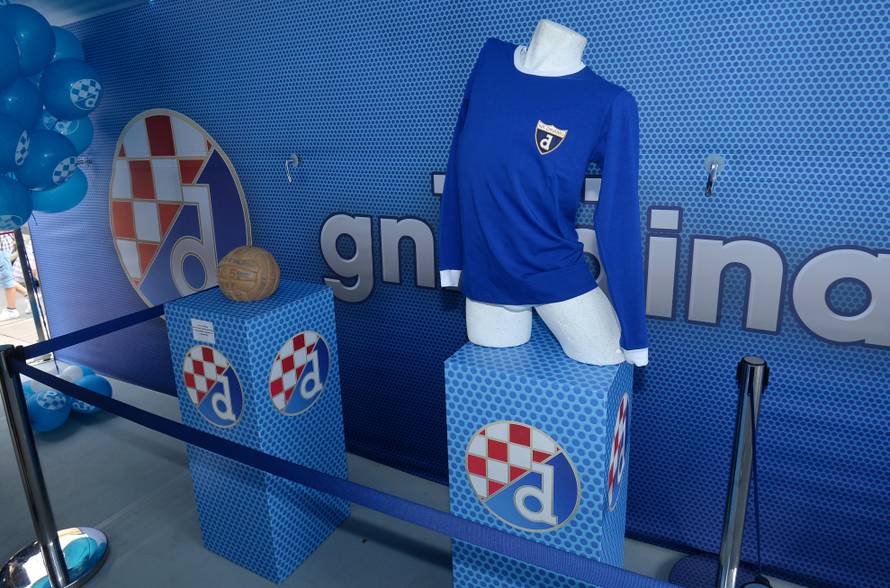 To su pravi šampioni! Trofej i lopta iz '67. izloženi na Trgu