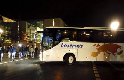 Autobus pun izbjeglica poslao je pred ured Angele Merkel 
