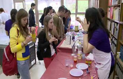 Stotine školaraca radi pokuse iz kemije -  i to bez glavobolje