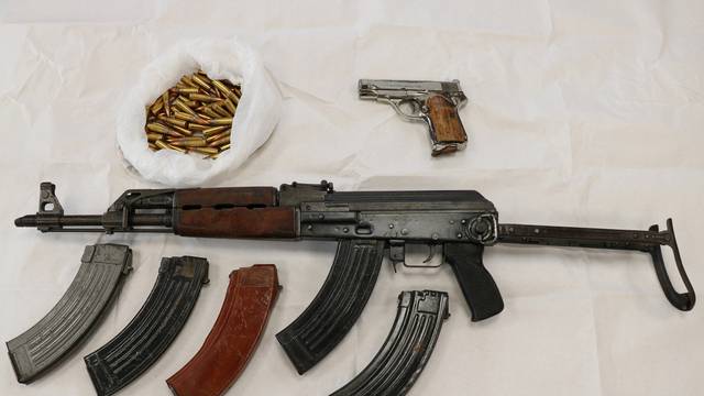 Pretražili kuću  muškarcu (27) u Kuršancu, pronašli mu oružje...