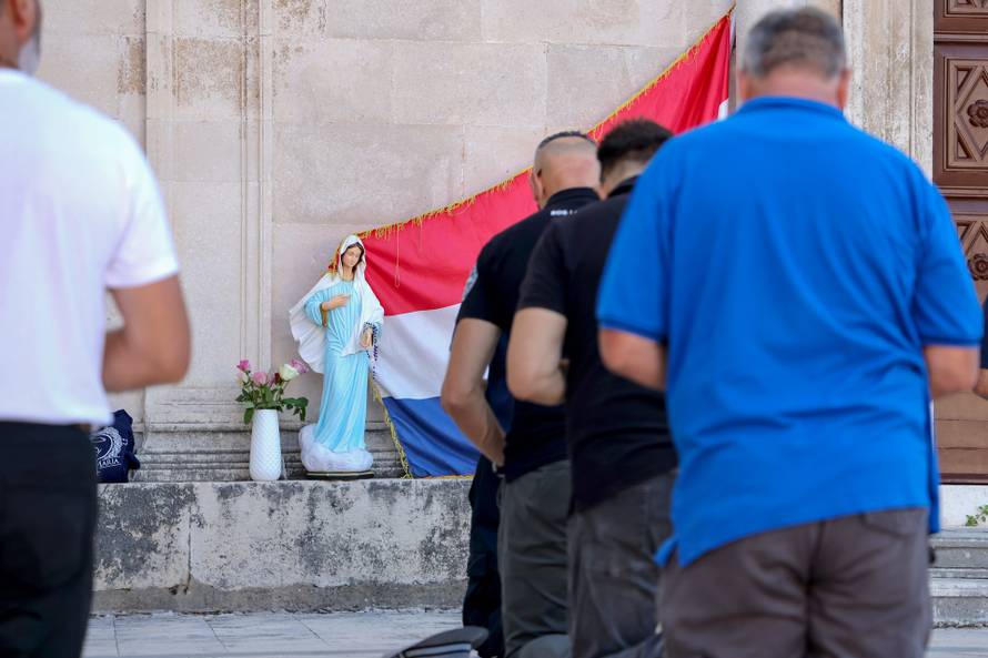 Zadar: Molitelji ispred crkve Sv. Marije