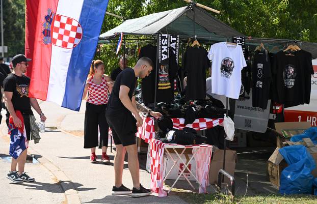 Zagreb: Štand na kojem se prodaju rekviziti i suveniri za koncert Thompsona