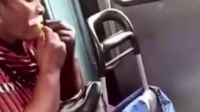 Žena se brije u vlaku