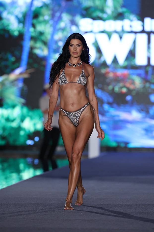 Livvy Dunne and Bethenny Frankel Sizzle on the SI Runway in Miami!