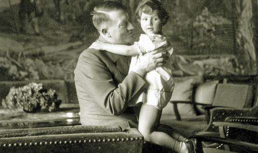 Adolf je bio loš učenik. On je dijete iz  komplicirane obitelji jer mu je otac oženio rođakinju