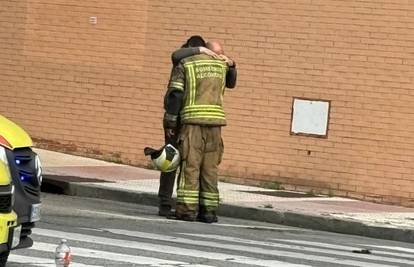 Dvojica vatrogasaca poginula u eksploziji električnog vozila u garaži: Tužan prizor slama srce