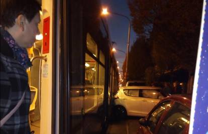 Sudarili se tramvaj i auto  u Zagrebu, ozlijeđen jedan čovjek