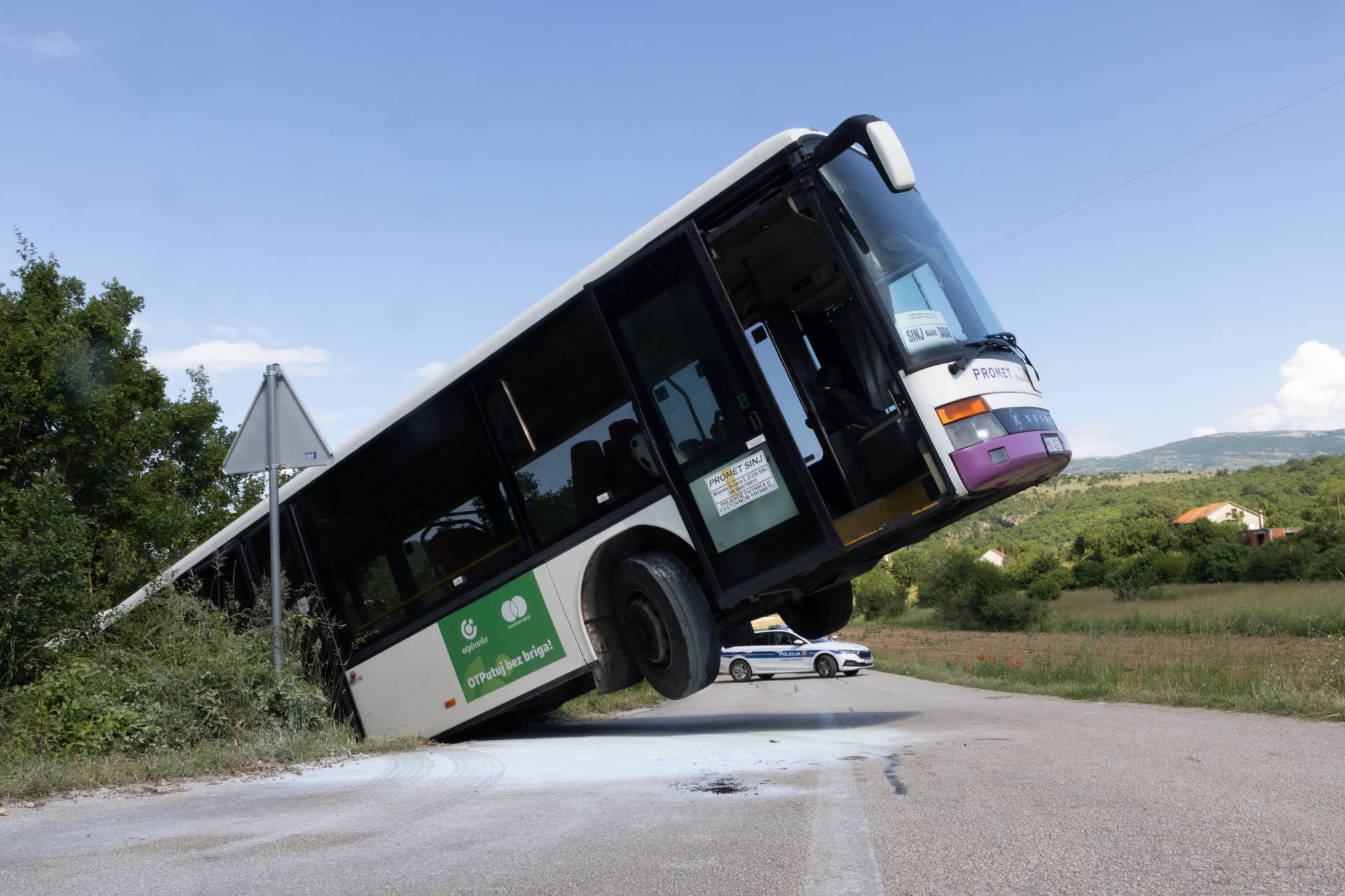 Sinj: Zapalio se autobus koji je prevozio učenike, a kada su izašli iz vozila sam se pokrenuo i sletio s ceste