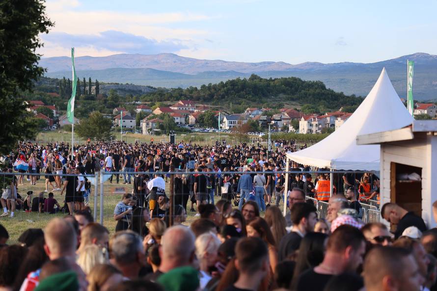 Sinj: Posjetitelji dolaze na hipodrom uoči početka Thompsonovog koncerta