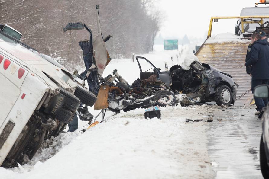 Od auta nije ostalo ništa: Troje poginulih u stravičnom sudaru