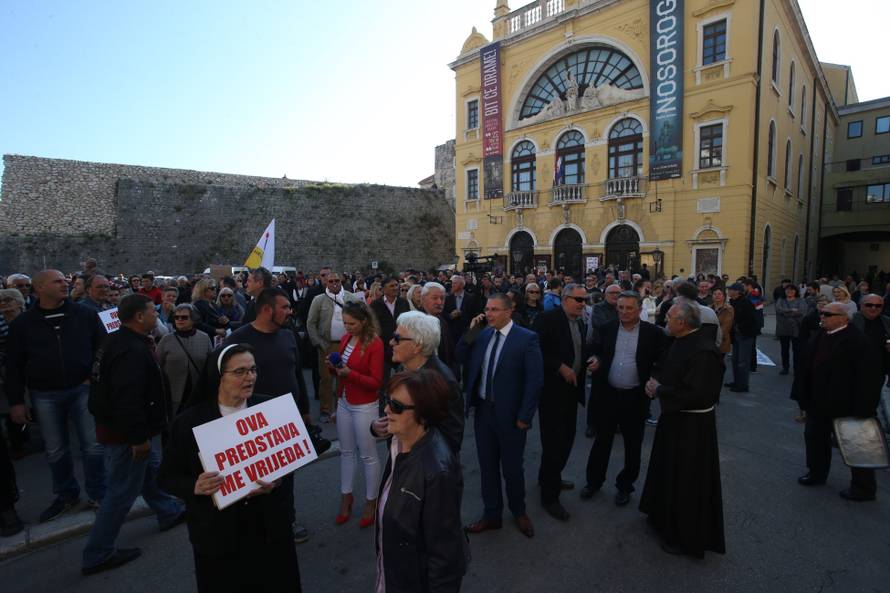 Policija izbacila HSP-ovce koji su ometali Frljićevu predstavu